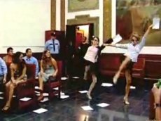 Безумные пляски в зале суда