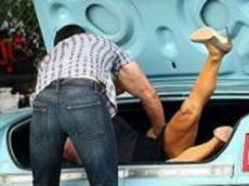 Под Астраханью двое парней затолкали в багажник авто свою подругу