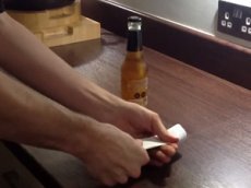 Пивную бутылку научились открывать листом бумаги