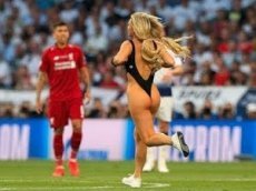 Полуголая модель на несколько минут прервала финал Лиги чемпионов