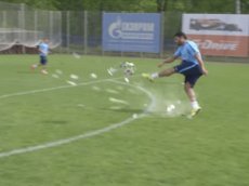 От удара футболиста Халка мяч разлетелся в клочья