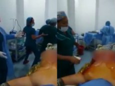 Медсестры станцевали на фоне голого пациента, лежащего под наркозом