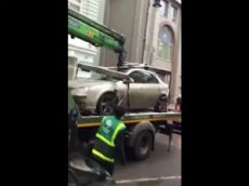 В Москве эвакуатор раздавил крышу иномарки