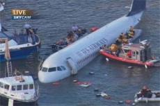 Самолет с пассажирами рухнул в реку