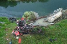 Цементовоз рухнул с моста в реку