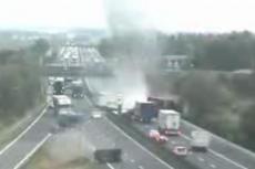 На оживленом шоссе загорелся бензовоз