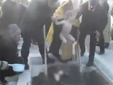 Ребенка насильно крестили в проруби: блогеры снова накинулись на РПЦ