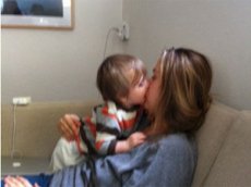 Алисия Сильверстоун кормит своего сына из своего рта