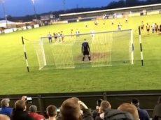 Вратарь пробил пенальти и сбил прожектор над трибуной