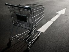 Мужчина ушёл от погони на тележке из супермаркета