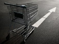 Мужчина ушёл от погони на тележке из супермаркета