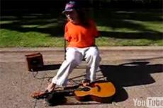 Для того, чтобы научиться играть на гитаре, иногда достаточно … ног