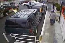 В Нью-Йорке в припаркованном автомобиле загорелся водитель