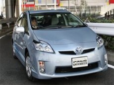 Toyota представила машину, заряжающуюся от обычной розетки