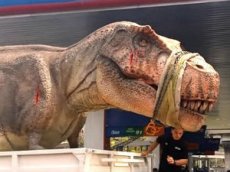 В Бангкоке в пробке застрял грузовик с тираннозавром