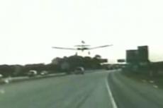 В Америке на автотрассу приземлился самолет времен Второй мировой войны