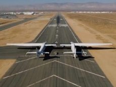 Самый большой самолет в мире впервые прокатился по взлетной полосе
