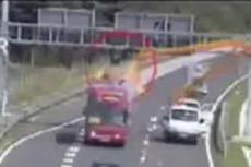 Автобус и дорожный кран не поделили дорогу