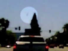 Камера сняла падение самолета на парковку перед супермаркетом