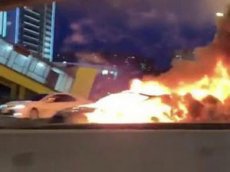 Самовозгорание Tesla на МКАД сняли на видео