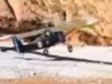 На пляже экстренно сел французский ретро-самолет с отказавшим двигателем