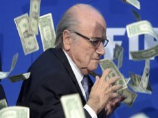 Блаттеру в лицо бросили пачку денег