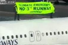 "Гринпис" протестует на крыше Боинга