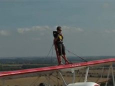 Восьмилетний мальчик установил рекорд полетов на крыле биплана