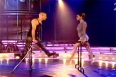 Парень с парализованными ногами стал гимнастом