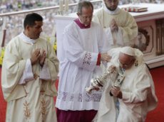 Папа римский упал в обморок во время мессы в Польше