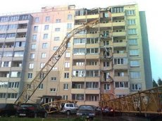 Строительный кран упал на многоэтажный дом и  снес девять балконов