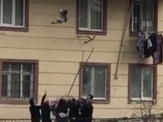 Прохожие поймали падающего малыша из окна