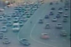 Самоубийца бросился под машину