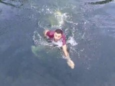 Падающий в воду дрон заснял свое спасение