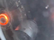 Пассажир самолета снял на видео развалившийся в полете двигатель