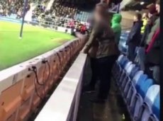 Болельщик подбросил бутылку с мочой в ворота голкипера