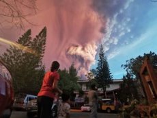 Молния сквозь километровый столб дыма ударила в вулкан