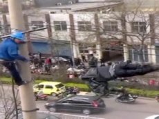 Китаец прополз по высоковольтным проводам, свалился вниз и остался невредим