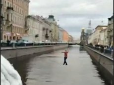Канатоходец пересек по тросу канал Грибоедова в Петербурге