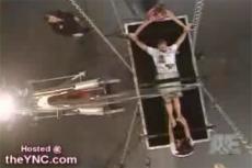 Иллюзионист Крис Энджел разорвал себя пополам