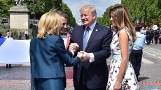 Трамп и Макрон обменялись «бесконечными рукопожатиями»