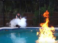 Ученый-любитель поджег свой бассейн и опубликовал видео