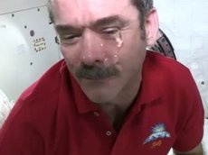 Астронавт показал, что происходит со слезами в космосе