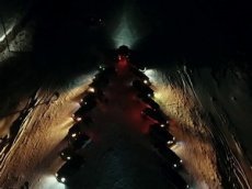 Гигантская «елочка» из 30 автомобилей