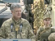 Военнослужащая упала в обморок во время выступления Порошенко