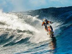 Австралийский байкер прокатился по водной глади океана на мотоцикле