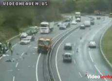 В Сербии грузовик сбил микроавтобус с пассажирами