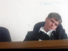 Судья заснул в зале суда прямо во время заседания