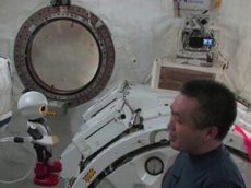 Астронавт трогательно попрощался с андроидом, который остается на МКС