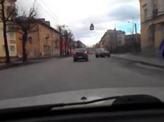 Женщина перебежала дорогу по команде диктора